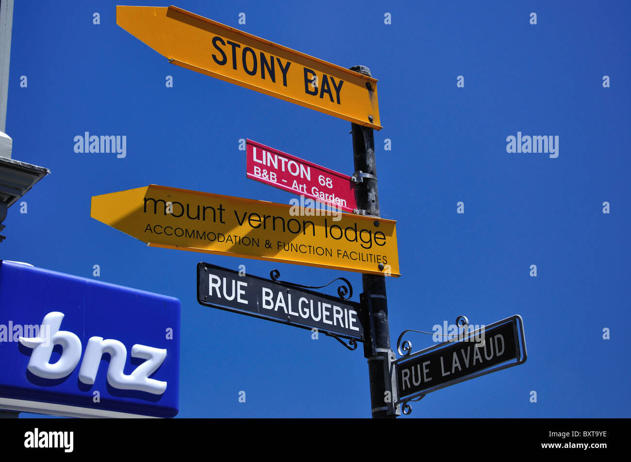 Indicazioni stradali mostra francese street nomi, Rue Lavaud, Akaroa, Penisola di Banks, Canterbury, Nuova Zelanda Foto Stock