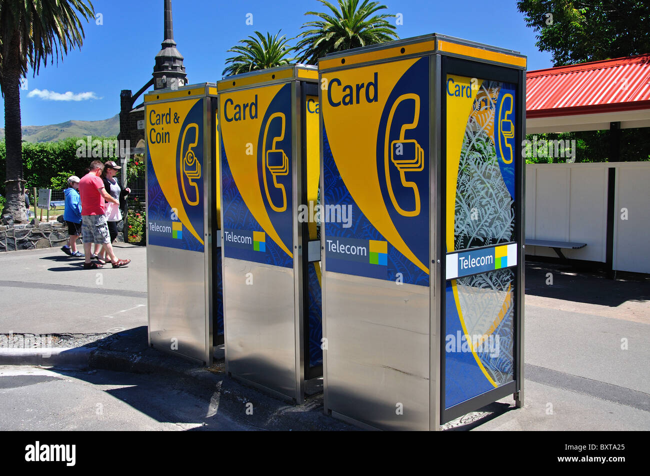 Telecom le cabine telefoniche, Rue Lavaud, Beach Road, Akaroa, Penisola di Banks, regione di Canterbury, Nuova Zelanda Foto Stock