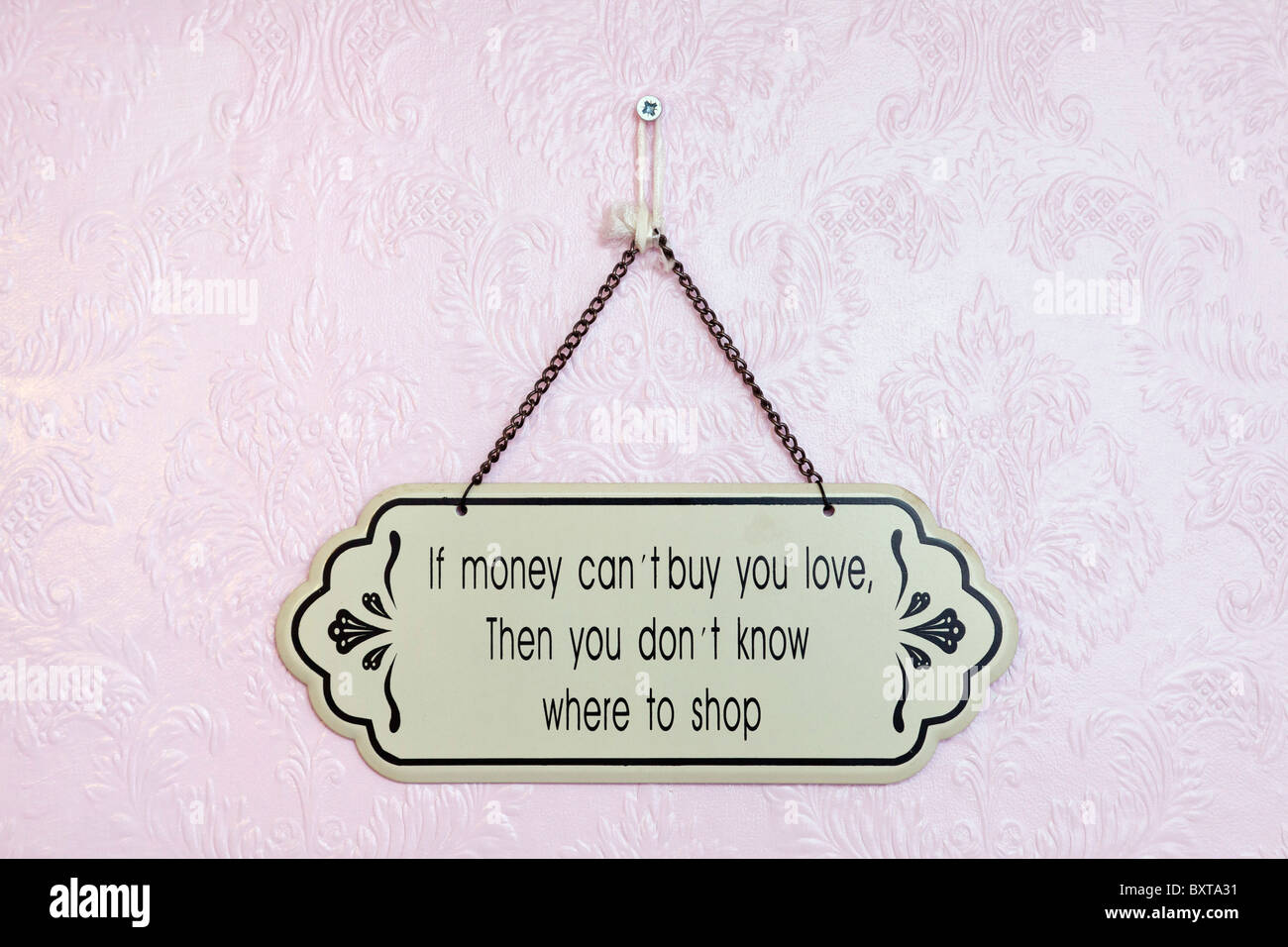 Un segno con un dicendo circa il denaro e amore Foto Stock