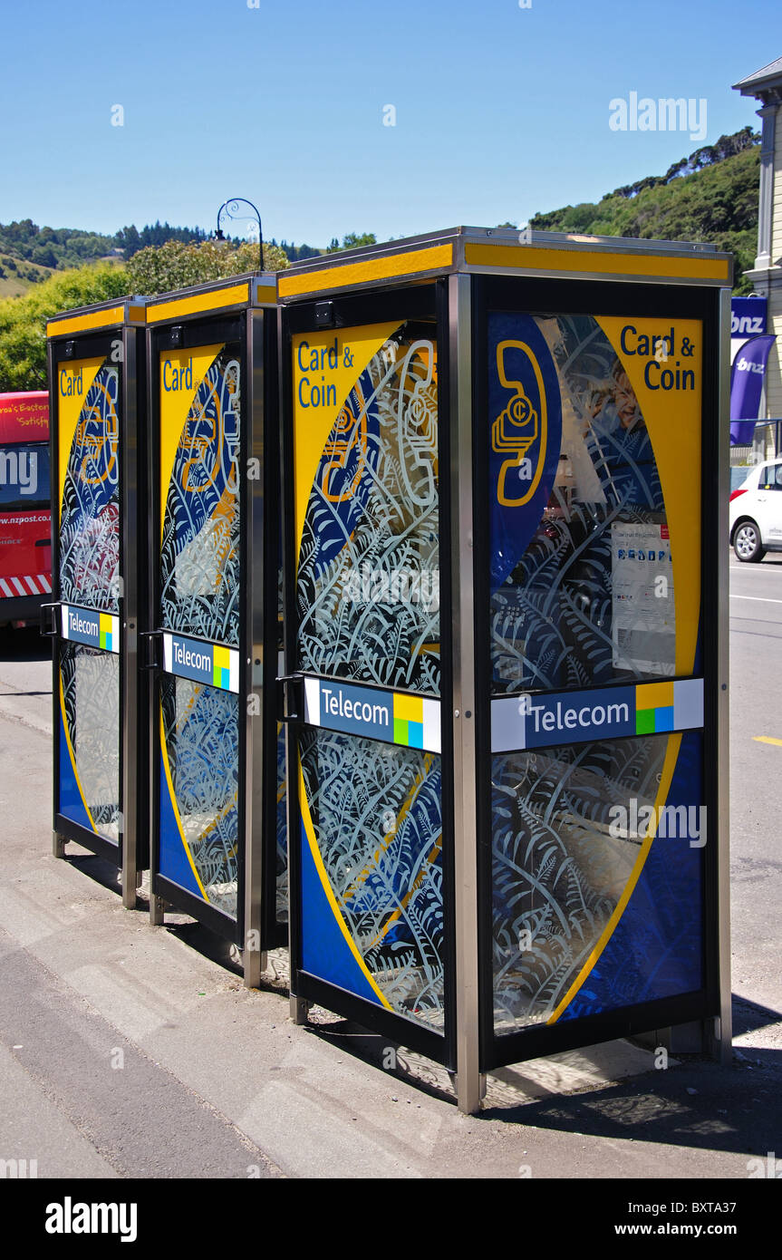 Telecom le cabine telefoniche, Rue Lavaud, Beach Road, Akaroa, Penisola di Banks, regione di Canterbury, Nuova Zelanda Foto Stock