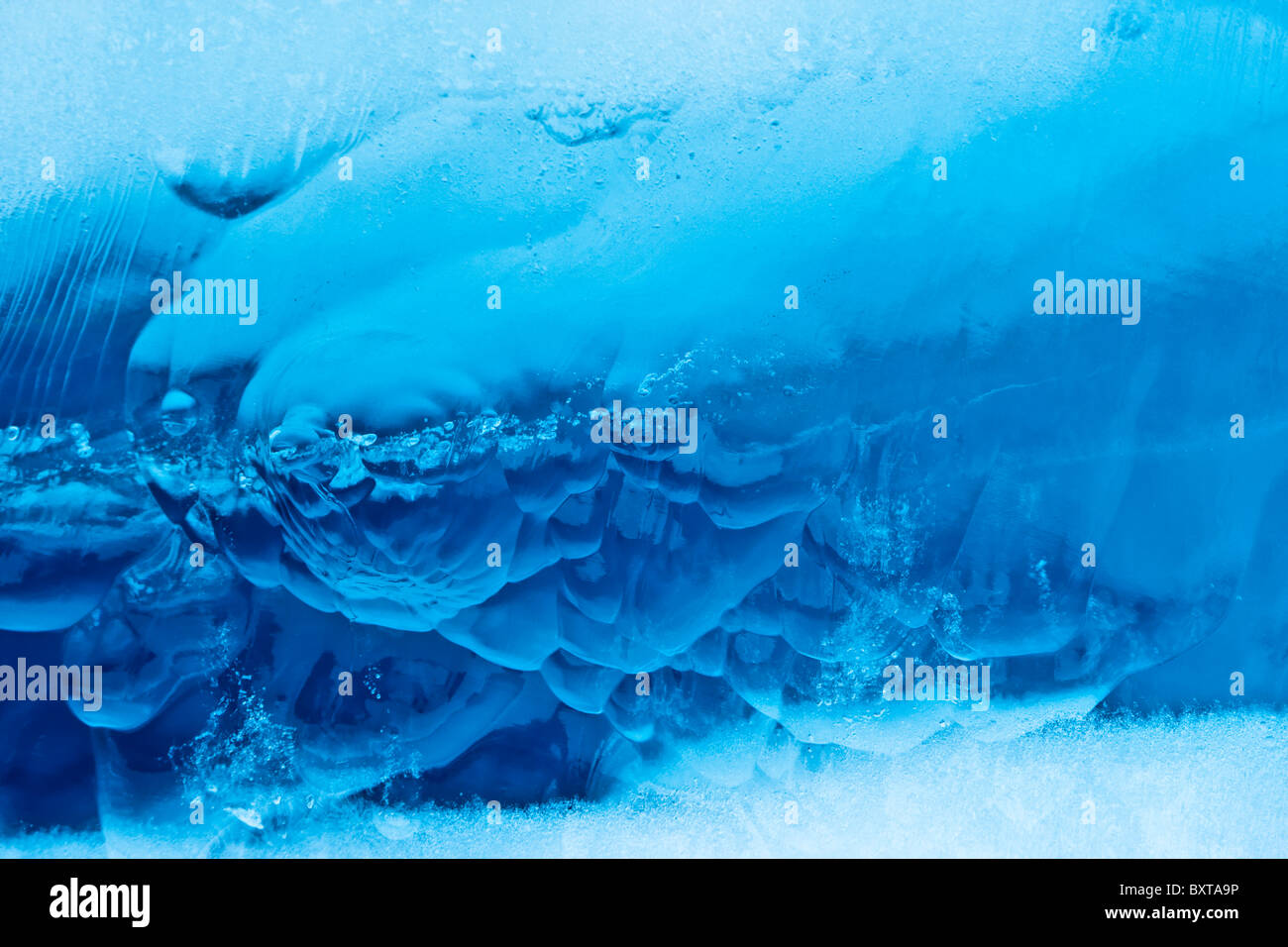 Norvegia Isole Svalbard, isola Spitsbergen, profondo blu iceberg vicino Isola Nordenskjold Foto Stock