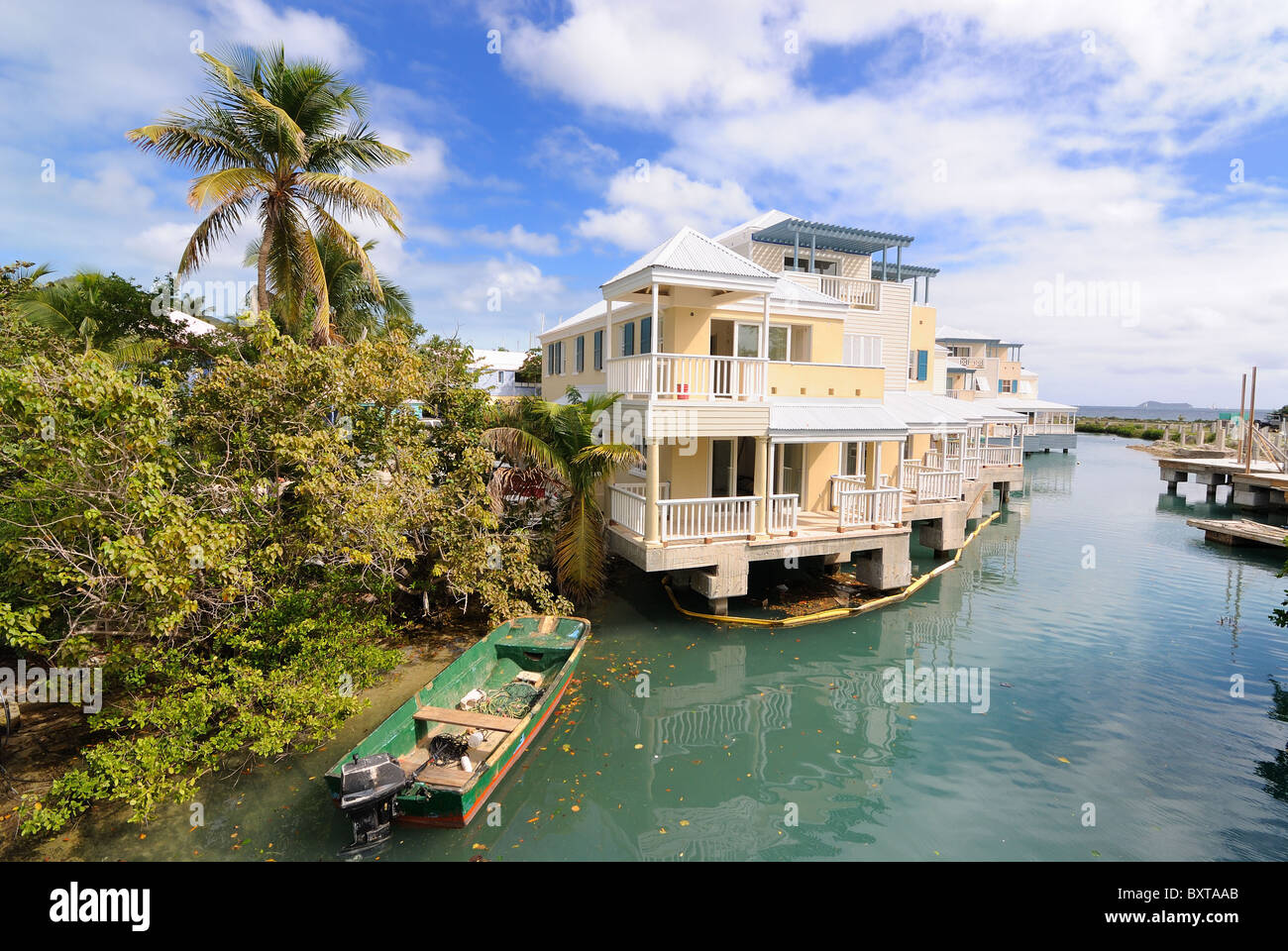 Condomini sulle rive di un fiume in Tortola, Isole Vergini Britanniche. Foto Stock