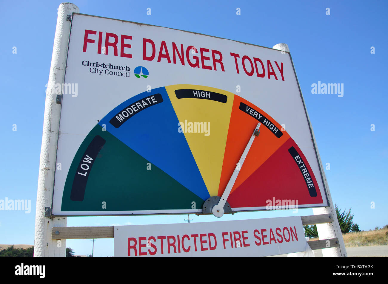 Pericolo di incendio segno, vicino al piccolo fiume, Penisola di Banks, Canterbury, Nuova Zelanda Foto Stock
