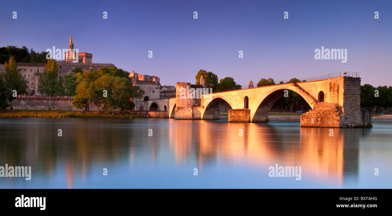 La mattina presto a Pont St Benezet oltre il Fiume Rodano con Palais des Papes, Avignon Francia Foto Stock