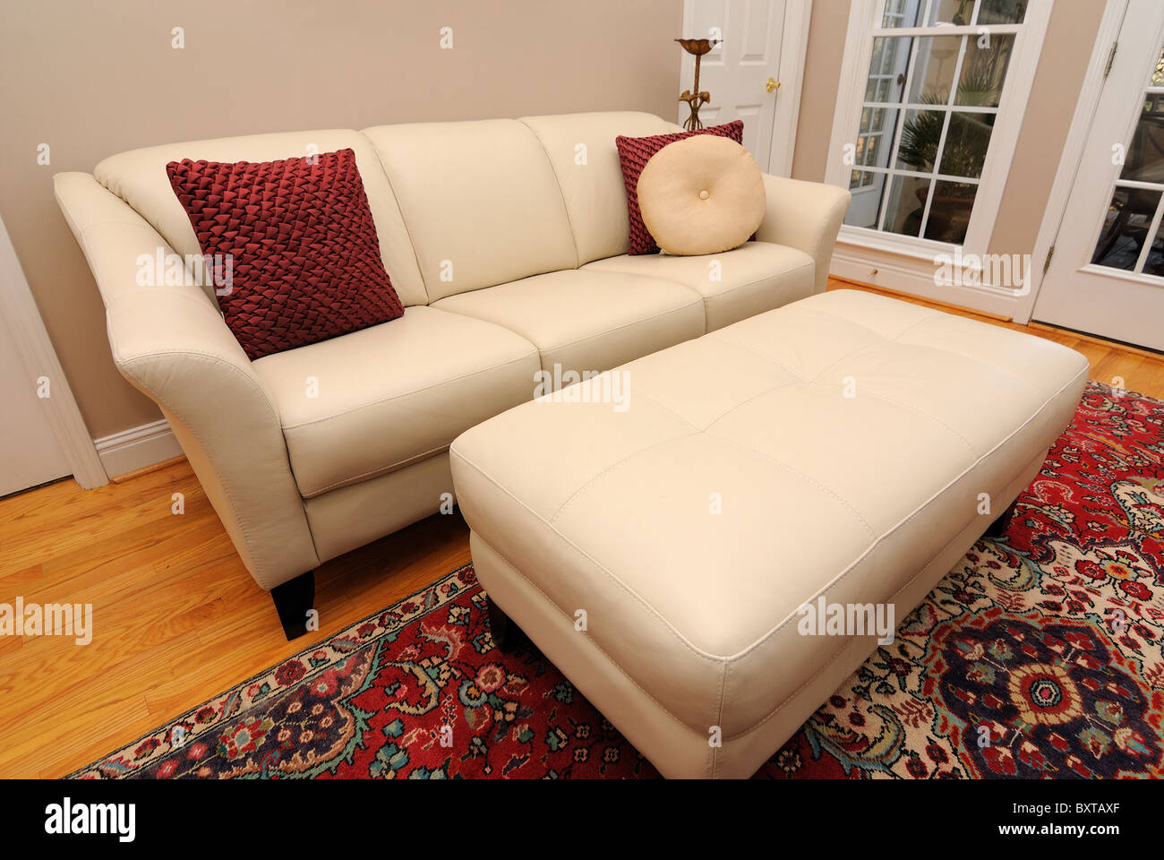 Il modo di vivere moderno sala interna con divano. Foto Stock