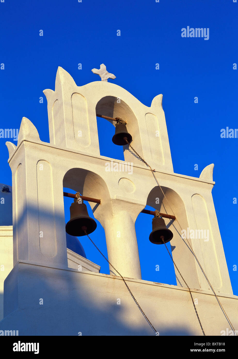 Campanile della Chiesa contro il cielo al tramonto, basso angolo di visione Foto Stock