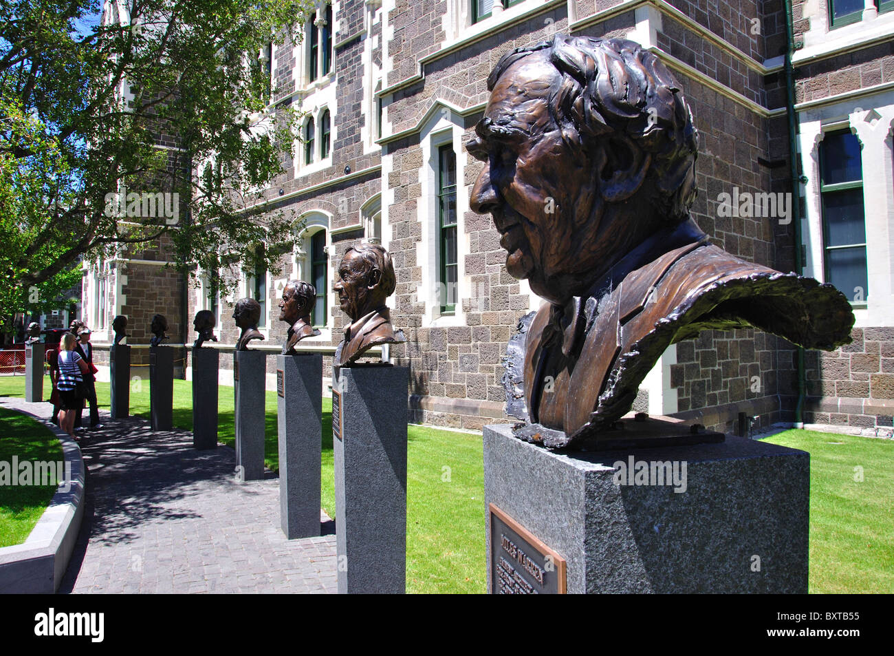 Dodici eroi locali sculture, il Centro delle Arti, Christchurch, regione di Canterbury, Isola del Sud, Nuova Zelanda Foto Stock