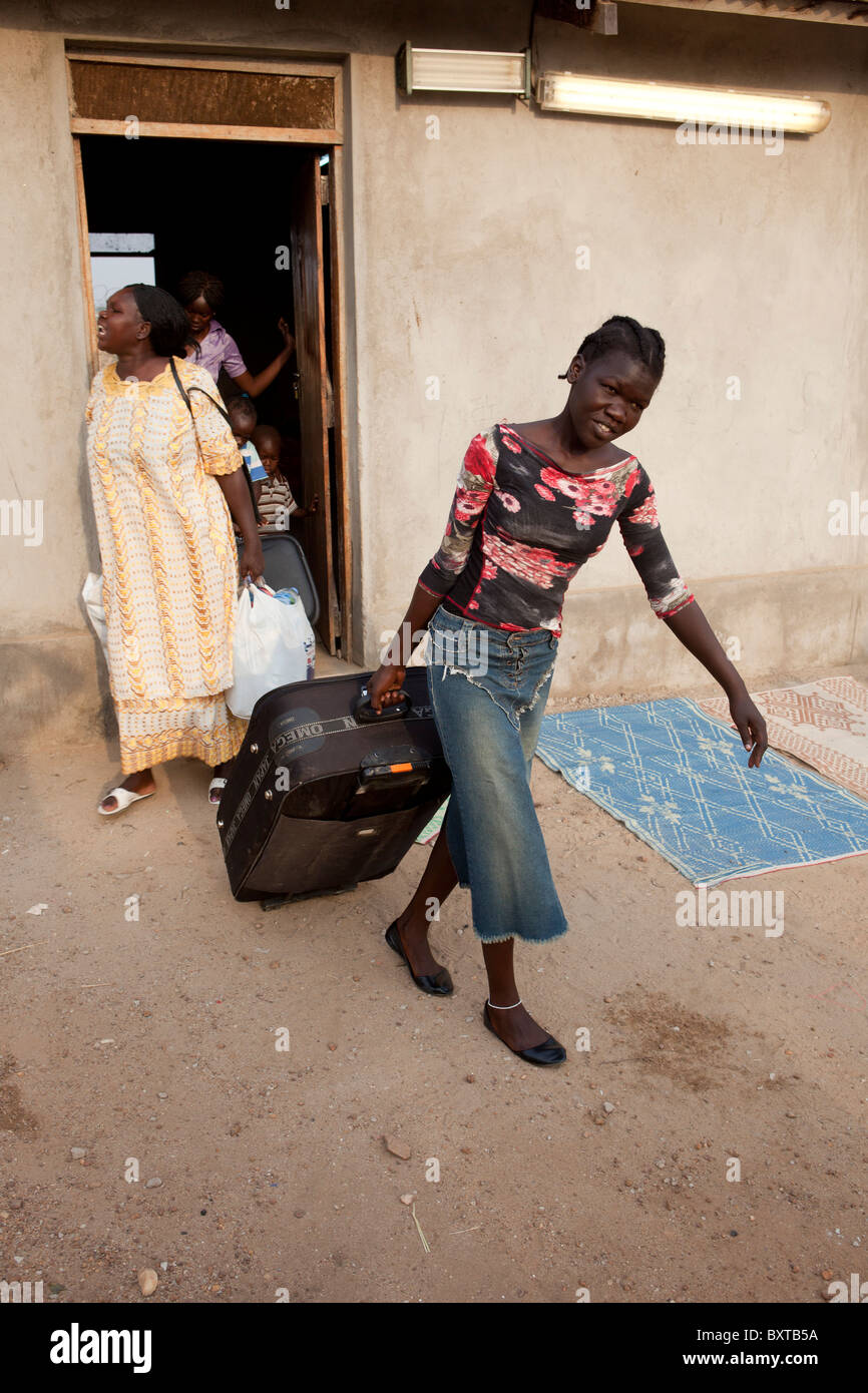 Juba, DIC 2010: meridionali, appena tornato dal nord al voto nel referendum di indipendenza, lasciare un transito UNHCR camp Foto Stock