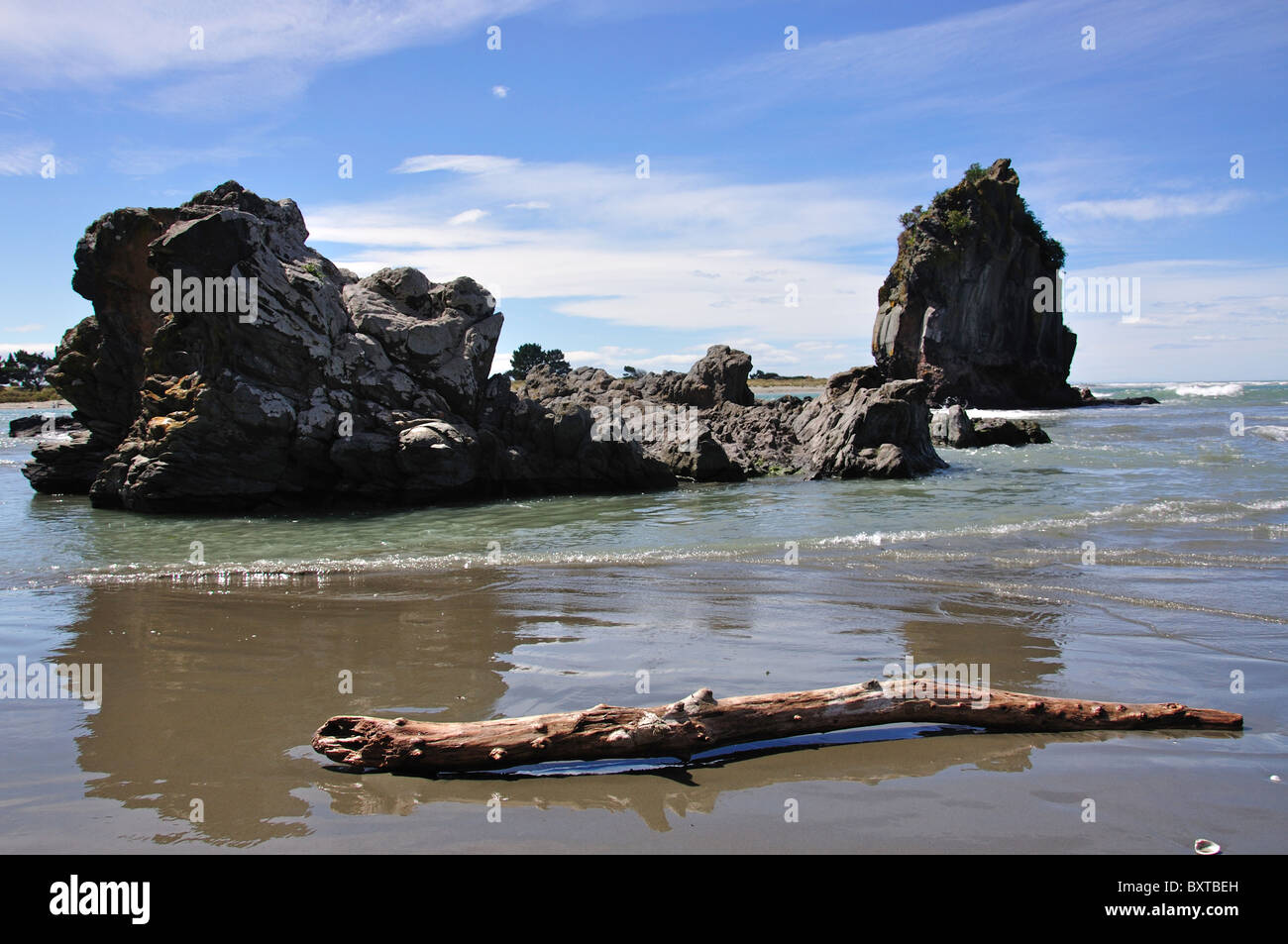 Shag Rock su Sumner Beach, Sumner, Christchurch, regione di Canterbury, Isola del Sud, Nuova Zelanda Foto Stock