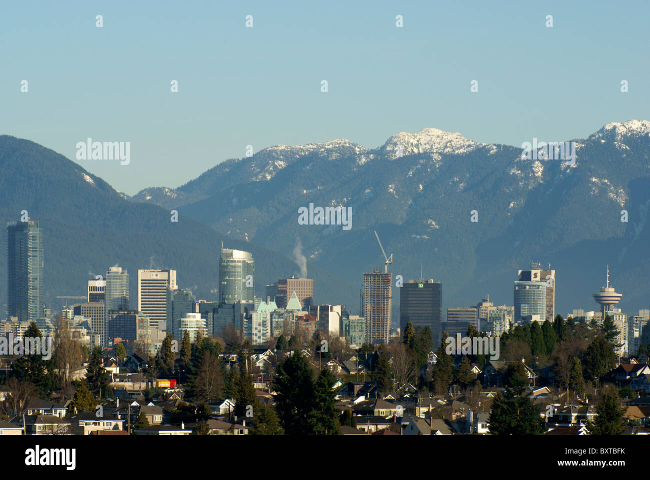 Lo skyline di Vancouver in inverno con neve sulle Montagne North Shore, Vancouver, Canada Foto Stock