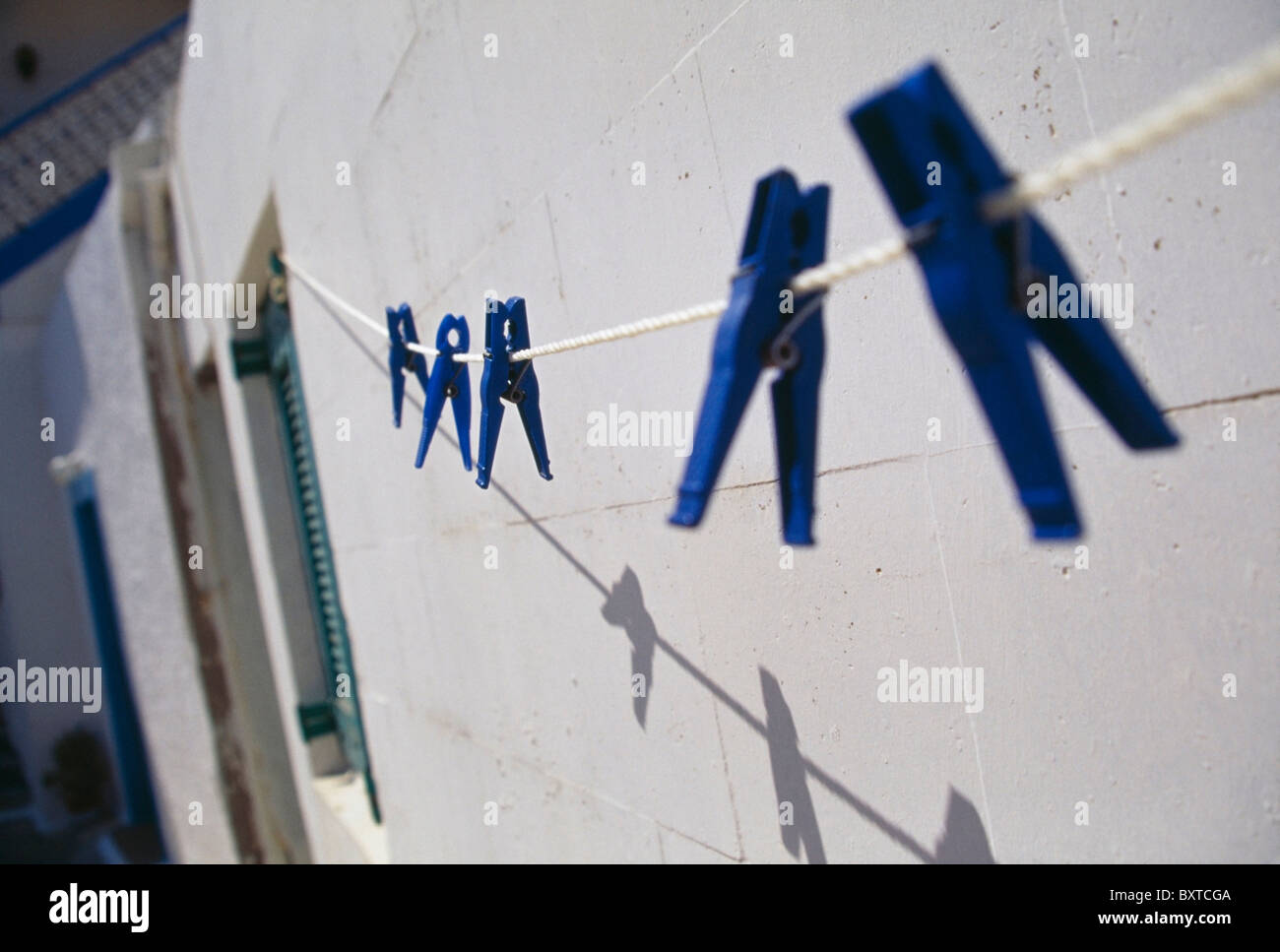 Linea di lavaggio contro la casa con vestiti blu PIN Foto Stock