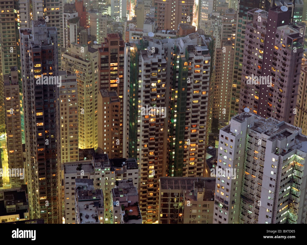 Guardando verso il basso sulla affollata torre residenziale blocchi come si vede dal picco al crepuscolo Foto Stock