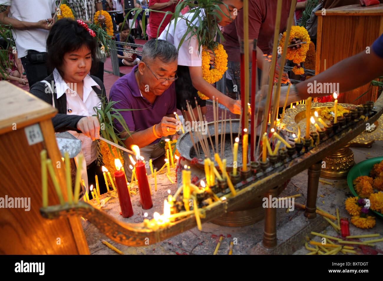 La gente brucia incenso , Bangkok Foto Stock
