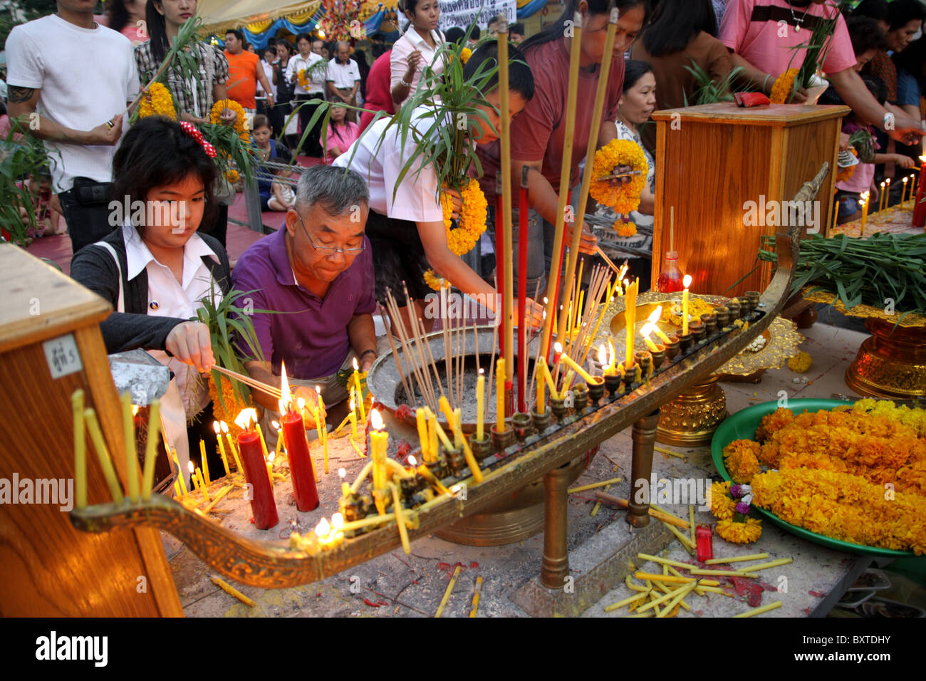 La gente brucia incenso , Bangkok Foto Stock