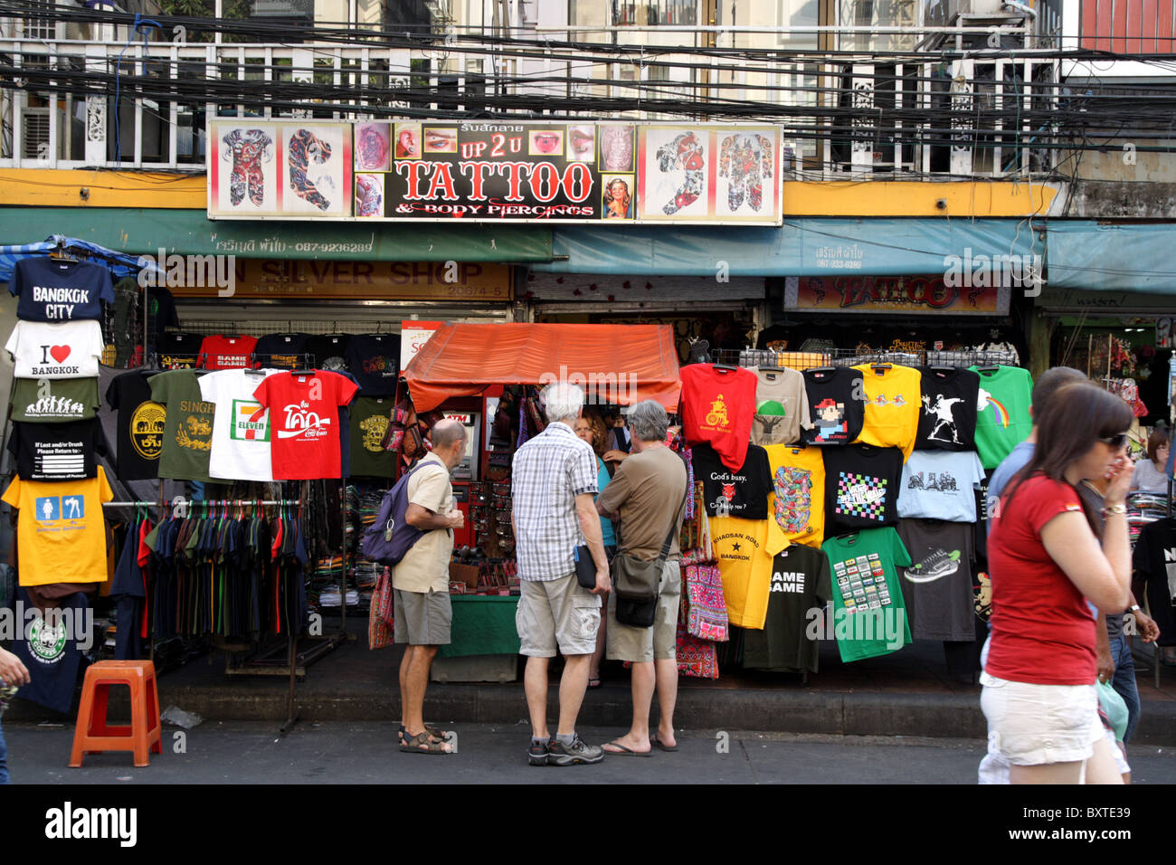 Tourist shopping a Khao San Road Foto Stock