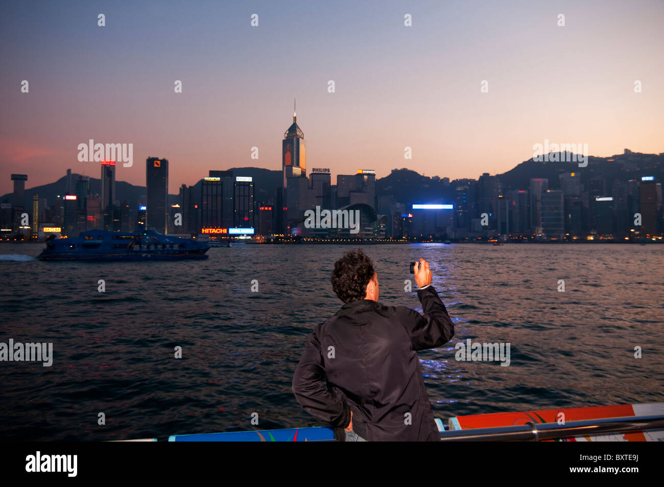 Asia, Cina, Hong Kong Cityscape da Avenue of Stars, Tsim Sha Tsui Promenade, Kowloon Foto Stock