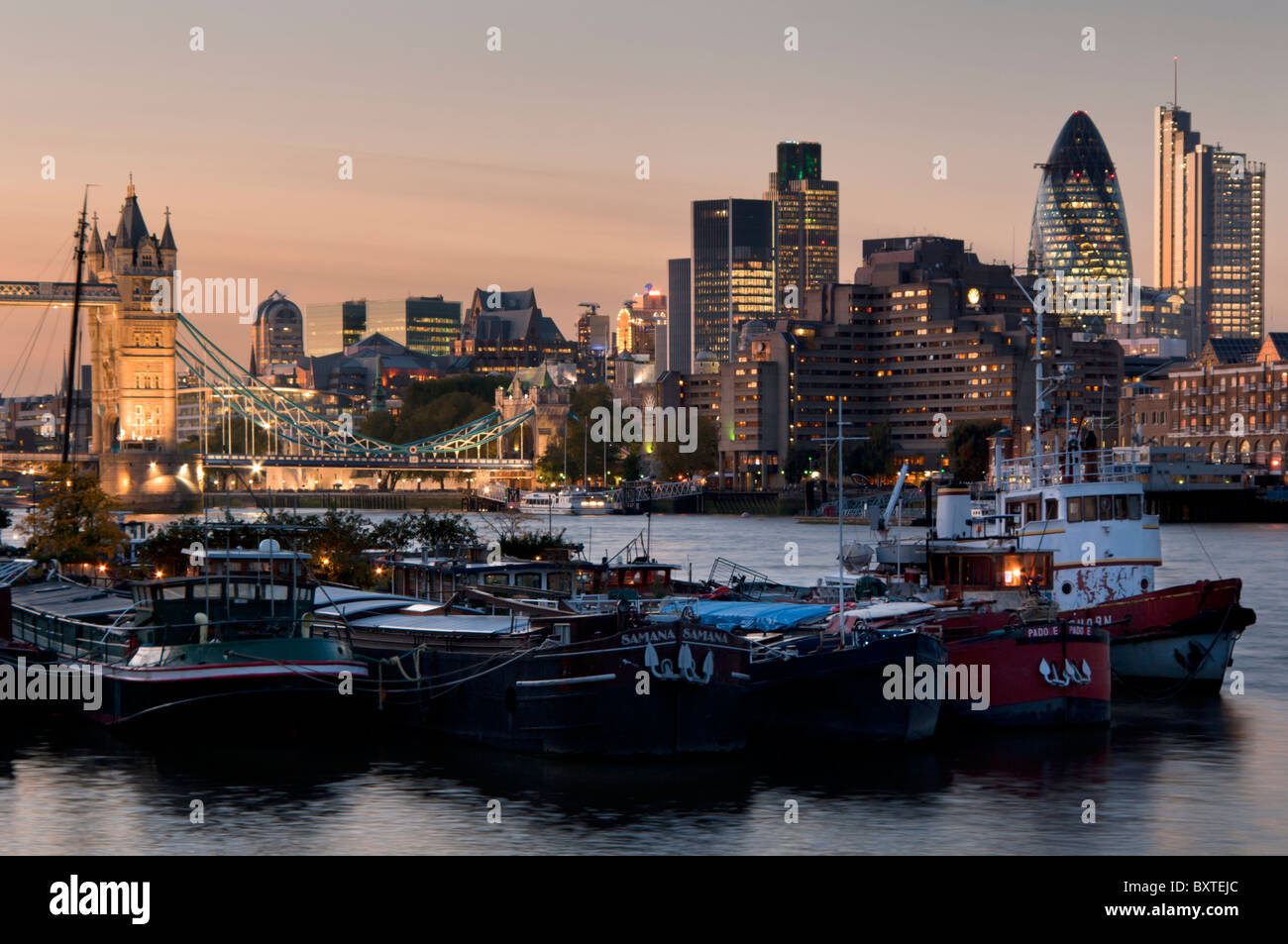 Europa, Regno Unito, Inghilterra, Londra, skyline della città con la torre di airone crepuscolo Foto Stock