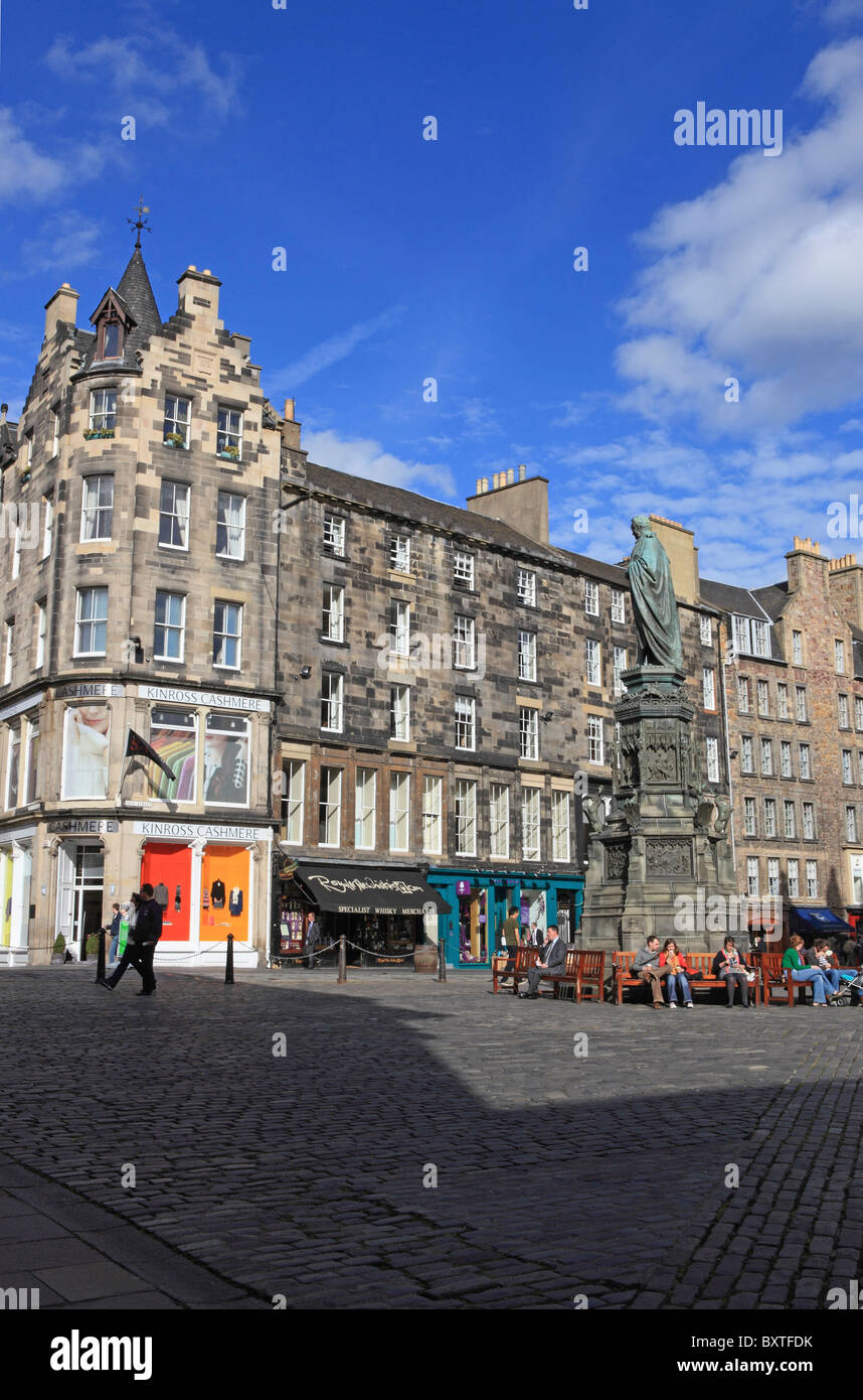 Edinburgh, Autunno, il Royal Mile, la piazza del Parlamento a ovest Foto Stock