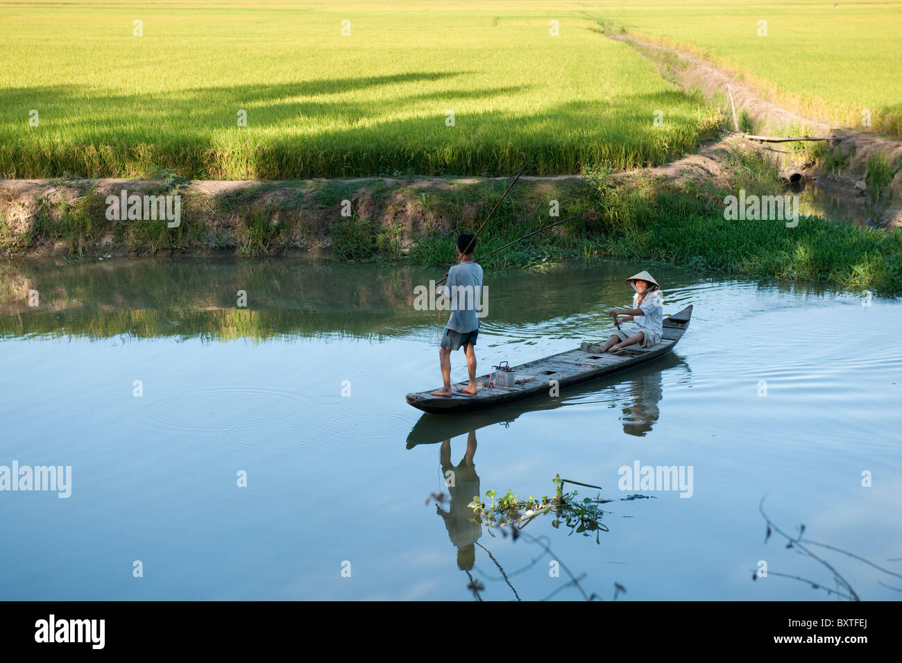 In canoa sul fiume tra le risaie del Delta del Mekong, Chau Doc, Vietnam Foto Stock
