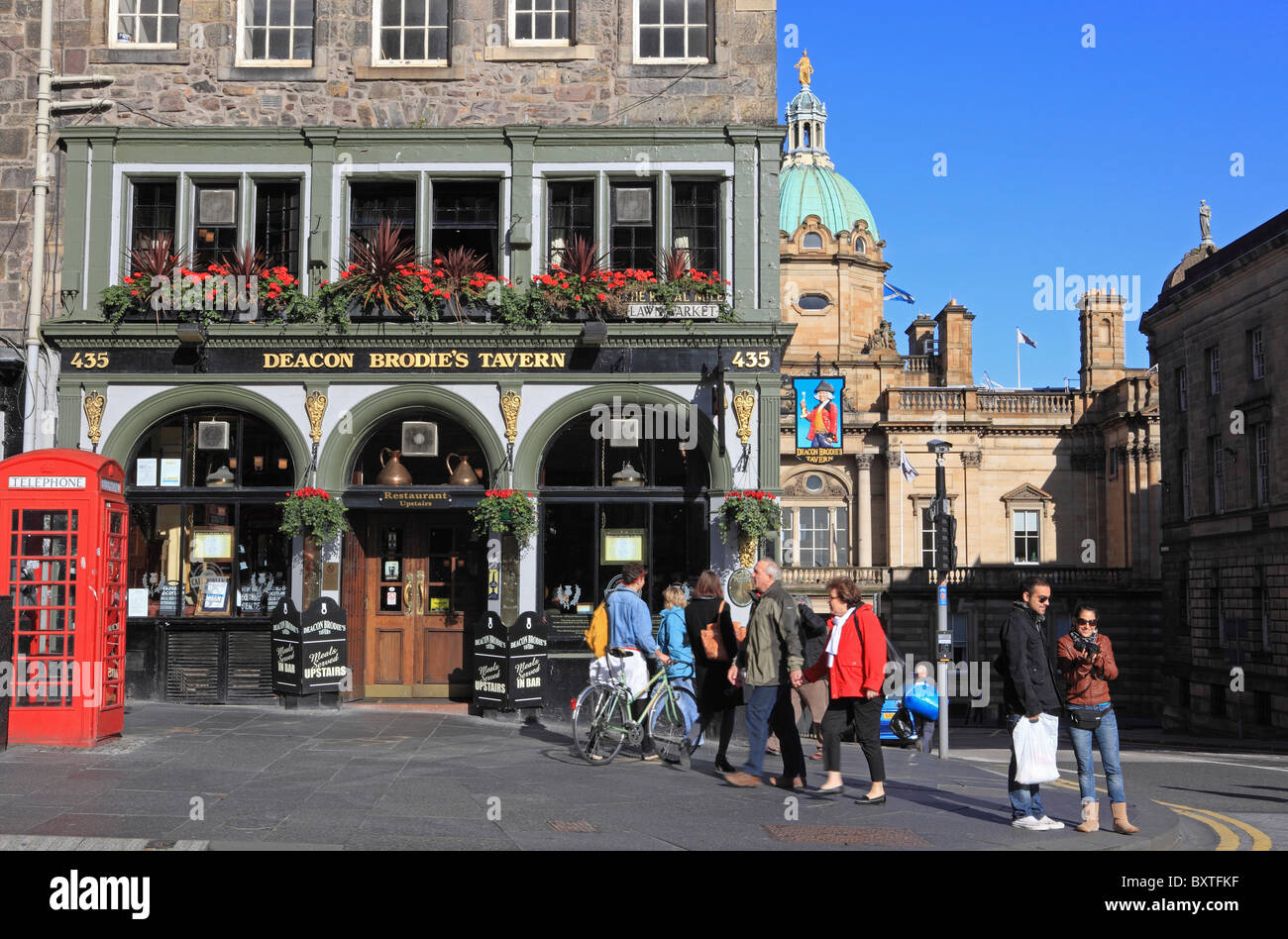 Edinburgh, Autunno, Lawnmarket, il Royal Mile, il Diacono Brodie's Tavern Foto Stock