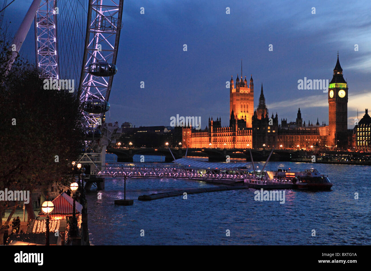 Londra, la Casa del Parlamento e il Big Ben, il London Eye e il Mercatino di Natale di Colonia sulla banca del sud Foto Stock