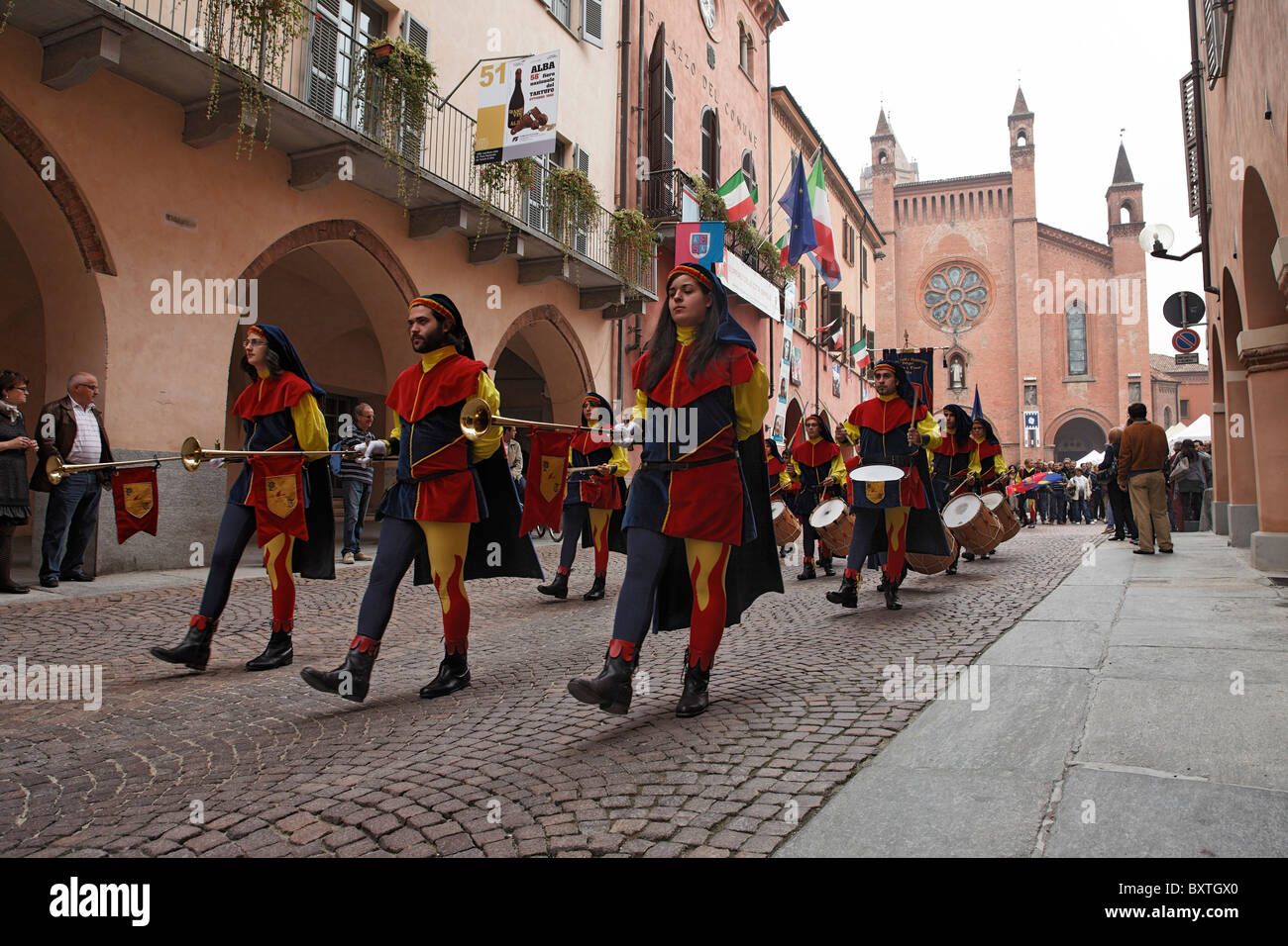 Processione in costume tradizionale, Palio Alba Langhe, Piemonte, Italia Foto Stock