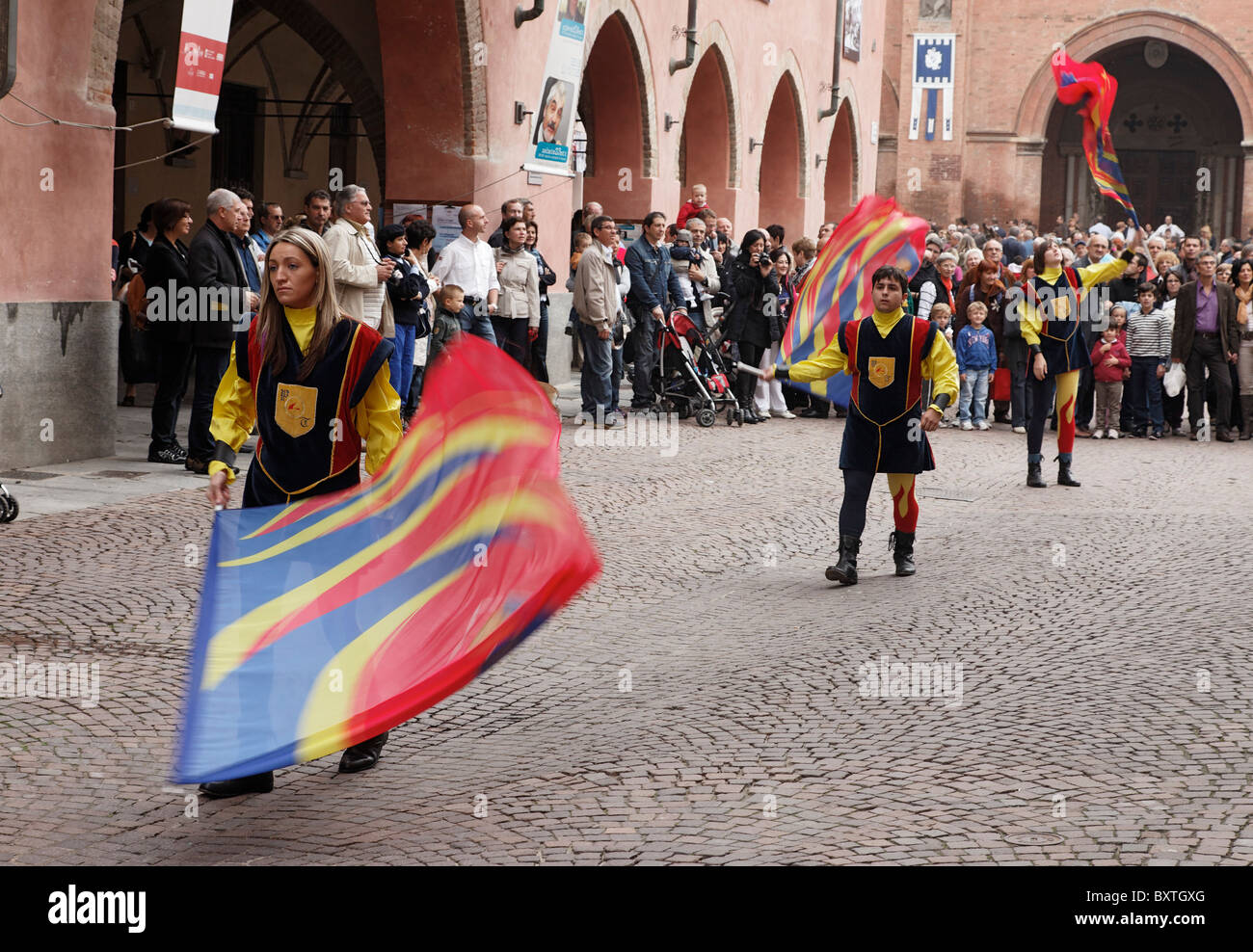 Flag-waver, Duomo di San Lorenzo, Palio Alba Langhe, Piemonte, Italia Foto Stock