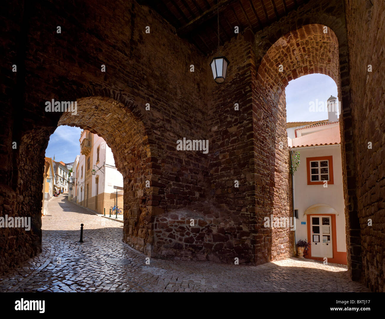 Il Portogallo, Algarve, archi nelle mura della città vecchia a Silves. Foto Stock