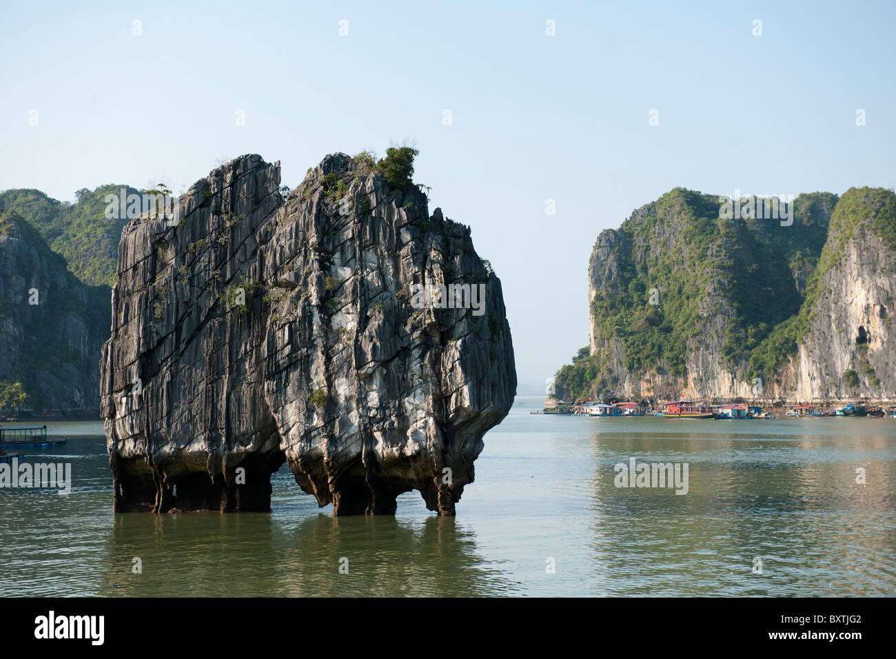 Sperone roccioso nella baia di Halong, Vietnam Foto Stock