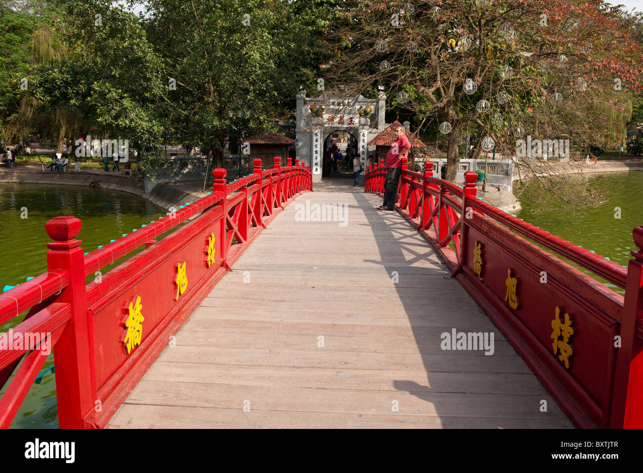 Huc o Sunbeam ponte sul lago Hoan Kiem, Hanoi, Vietnam Foto Stock