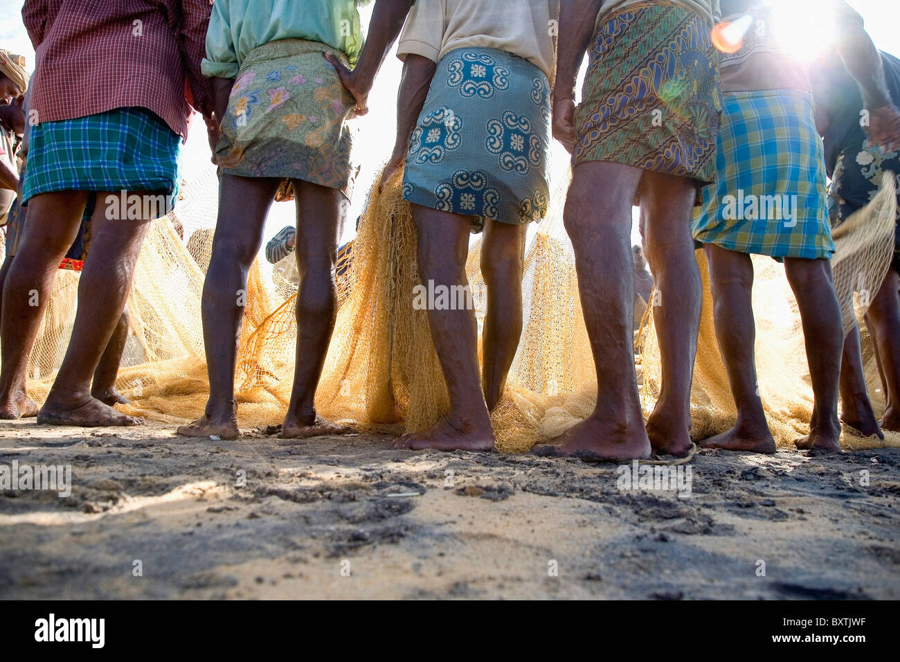 I pescatori in abito tradizionale reti di contenimento a basso angolo di visione Foto Stock