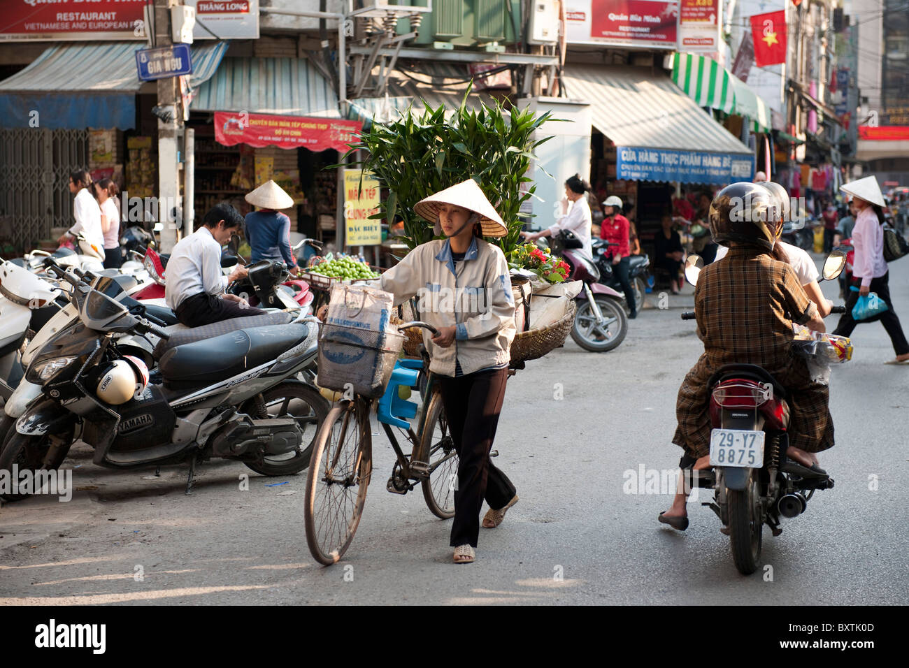 Scena di strada, Hanoi, Vietnam Foto Stock