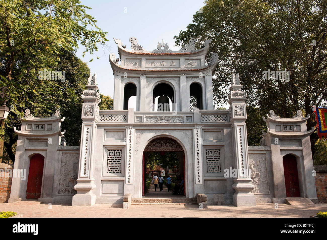 Van Mieu Gate, il Tempio della Letteratura, Hanoi, Vietnam Foto Stock