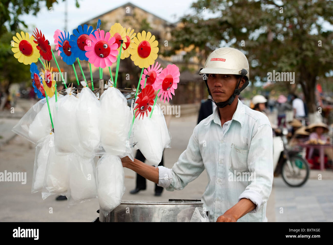 L'uomo la vendita di zucchero filato Candy, Hoi An, Vietnam Foto stock -  Alamy