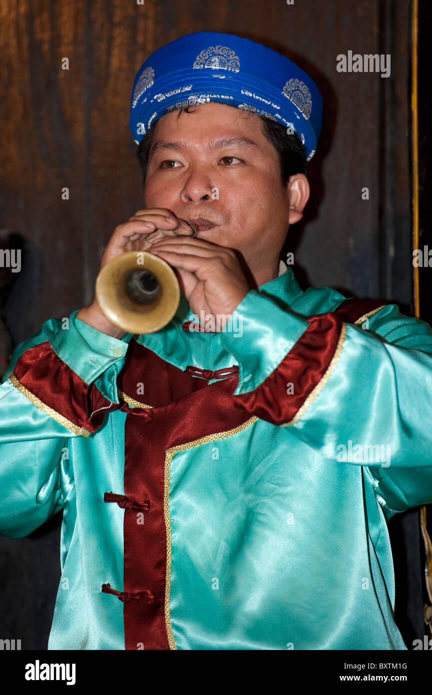 La musica e la danza tradizionali mostrano, Hoi An, Vietnam Foto Stock