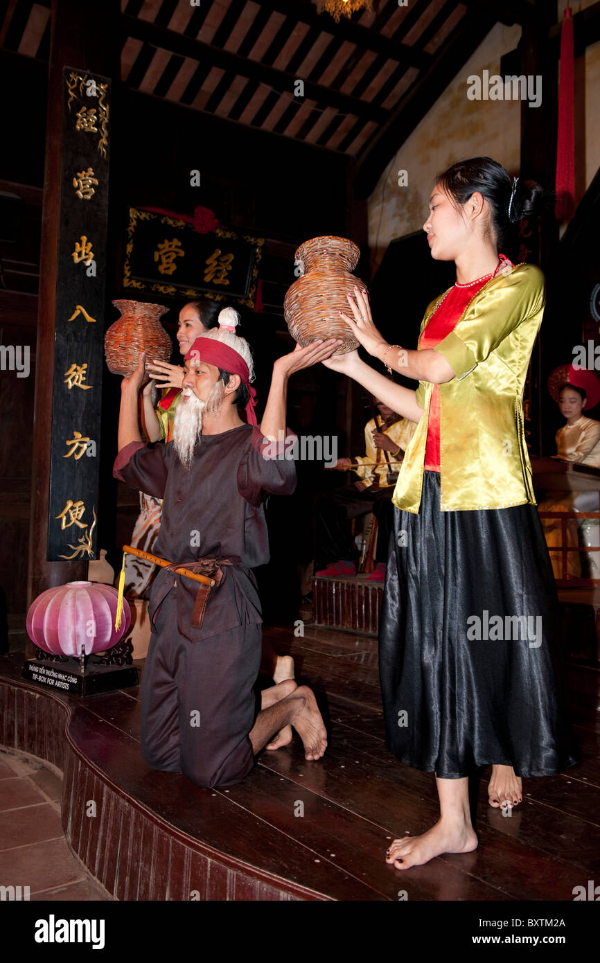 La musica e la danza tradizionali mostrano, Hoi An, Vietnam Foto Stock