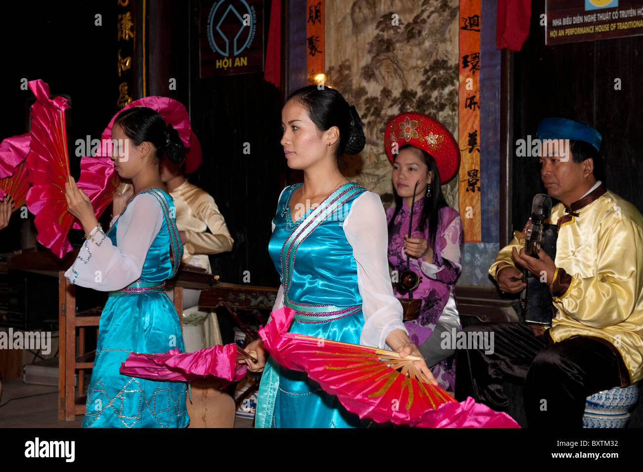 La musica e la danza tradizionali mostrano, Hoi An, Vietnam Foto Stock