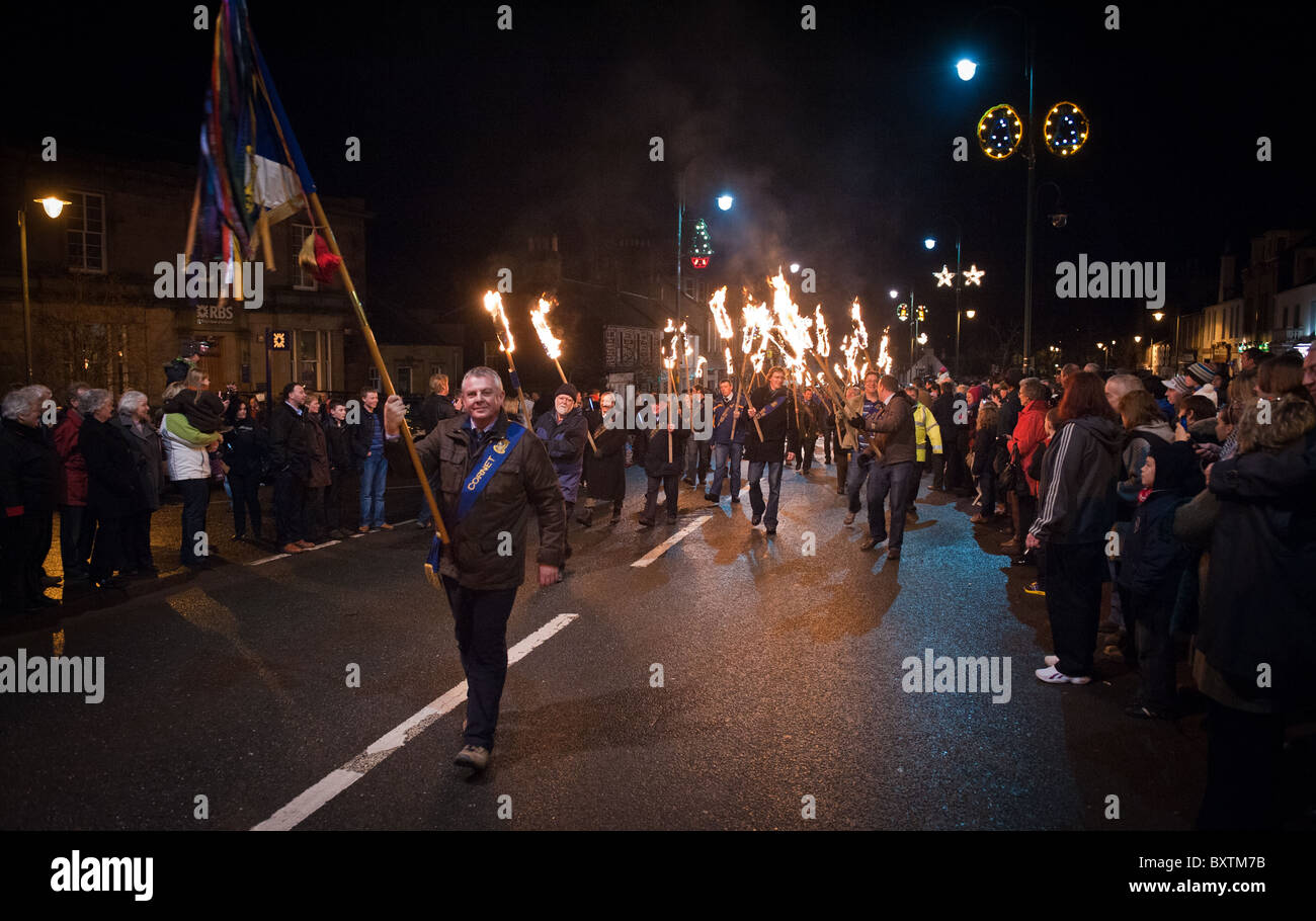 Torchlight parade di Biggar High Street in South Lanarkshire in Scozia - prima della illuminazione di Biggar falò sulla Hogmanay Foto Stock