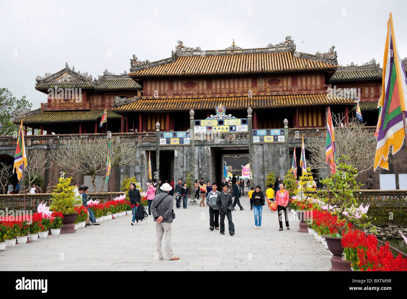 Equitazione turistica un elefante nella parte anteriore delle Ong Mon Gate, Città Imperiale, la Cittadella, la tinta, Vietnam Foto Stock