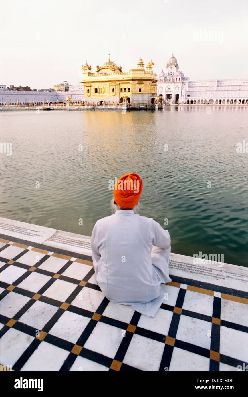 La religione sikh uomo seduto al di fuori del tempio d'Oro Foto Stock