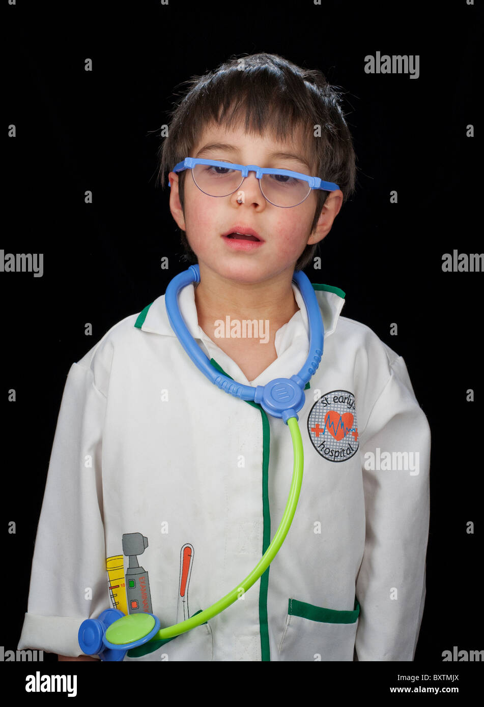 Ritratto di 4 anno vecchio ragazzo vestito come un medico Foto Stock