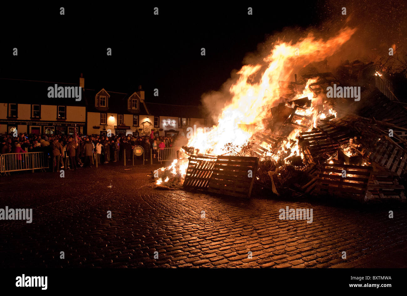 Biggar falò sulla Hogmanay ogni anno per festeggiare il nuovo anno Foto Stock