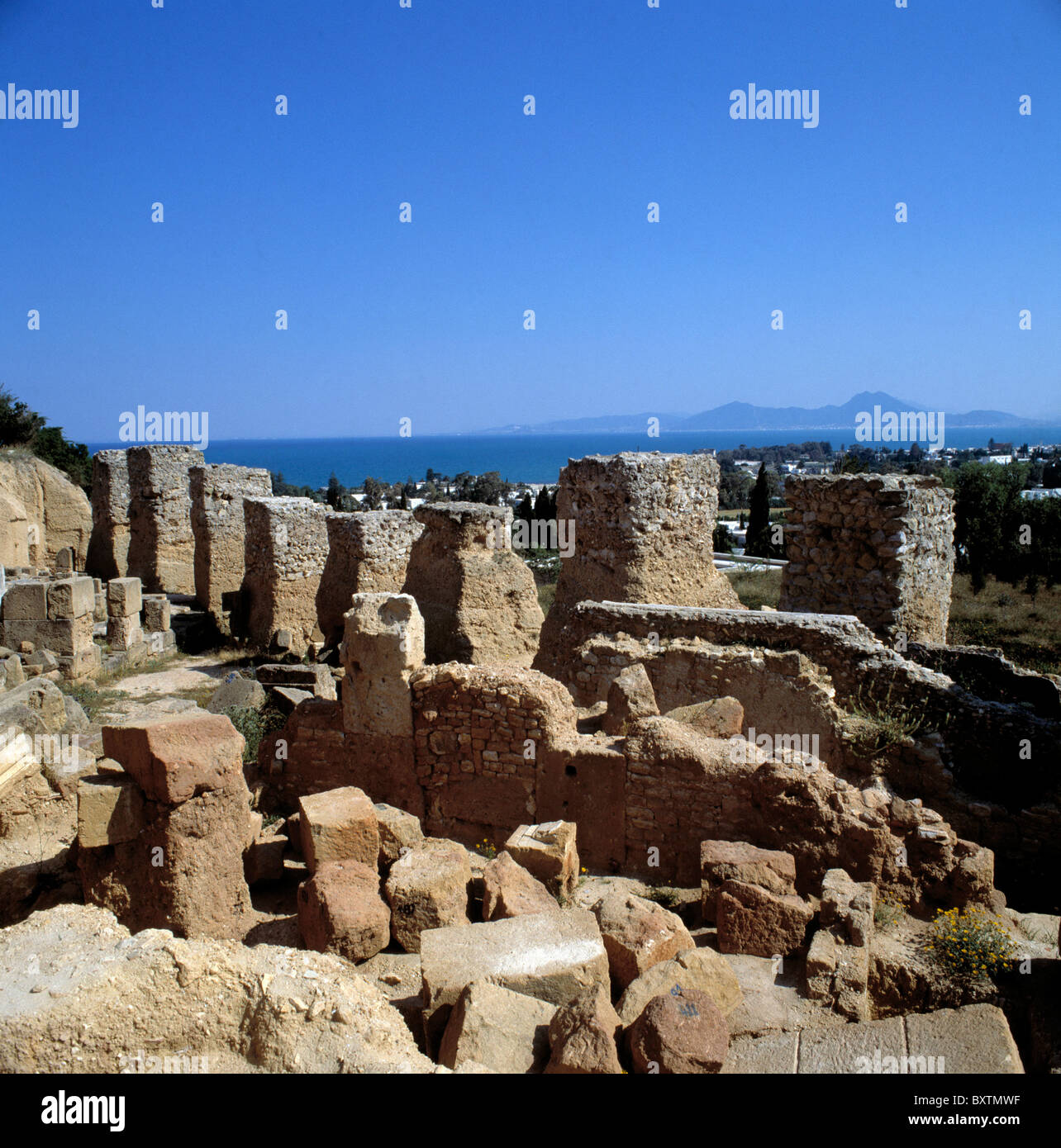 Panoramica delle rovine di Acropoli Byrsa Cartagine, Tunisia, con mediterraneo in background, Foto Stock