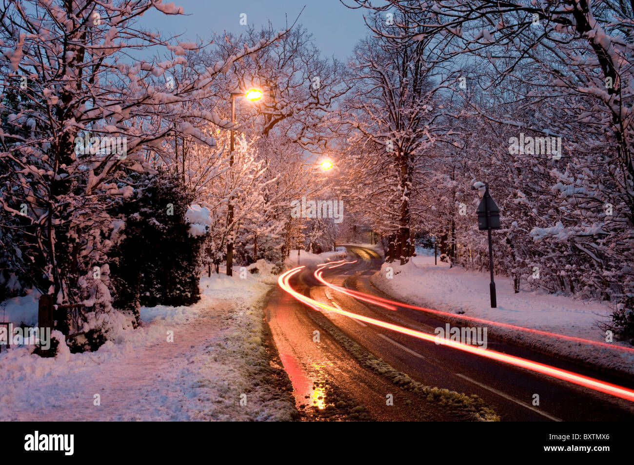 Surrey, Strada nella neve Foto Stock