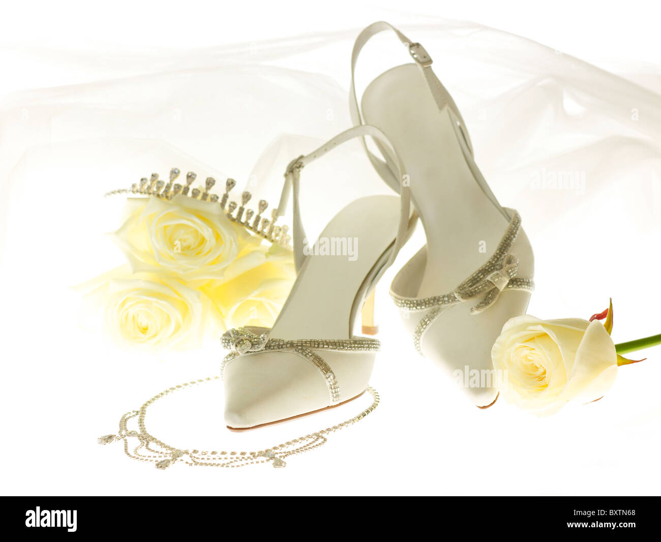 Womens bianco scarpe matrimonio con tiara e collana Foto Stock