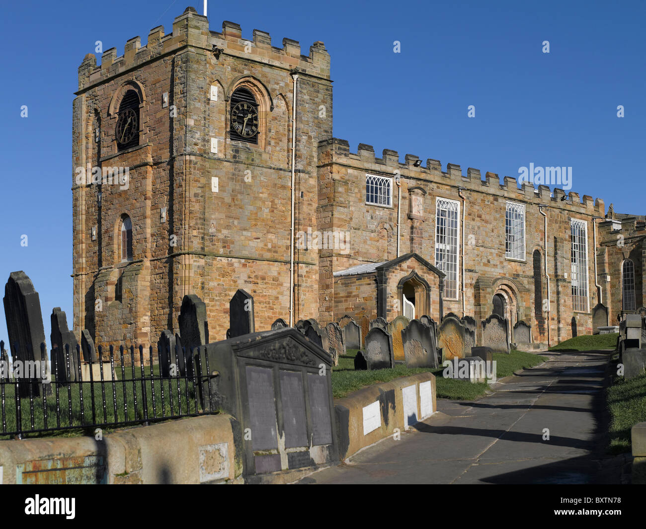 St Marys Chiesa e cimitero in inverno East Cliff Whitby North Yorkshire Inghilterra Regno Unito GB Gran Bretagna Foto Stock