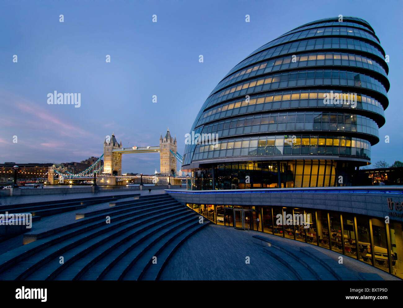 Regno Unito, Inghilterra, Londra, il Tower Bridge & City Hall crepuscolo Foto Stock