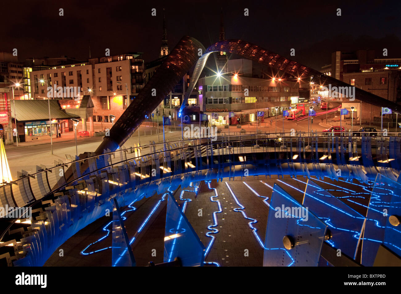 Regno Unito, Coventry, West Midlands, Millennium Square Whittle Arch notte Foto Stock