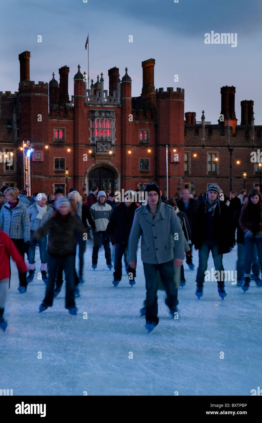 Europa, Regno Unito, Inghilterra, London, Hampton Court il pattinaggio su ghiaccio al tramonto Foto Stock