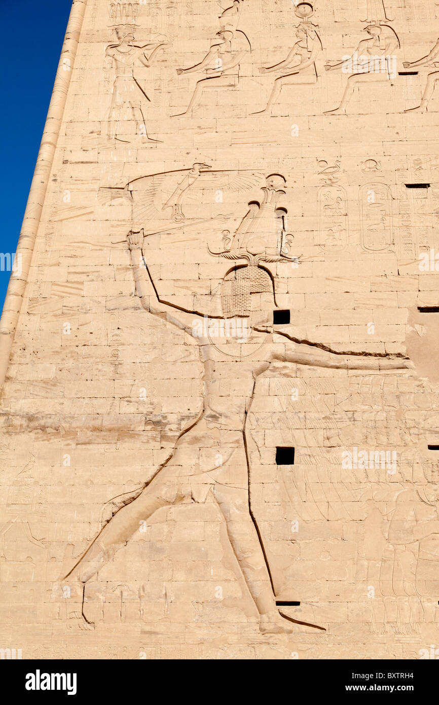 Il Tempio di Edfu, Egitto - scultura gigante sulla facciata anteriore Foto Stock